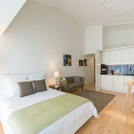 Bright Downtown Apartment *