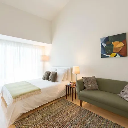 Bright Downtown Apartament